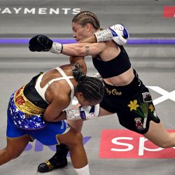 Lauren Price de Gales y Natasha Jonas de Inglaterra intercambian golpes durante la pelea de unificación mundial de peso welter del CMB, FIB y AMB en el Royal Albert Hall de Londres. | Foto:Ben Stansall / AFP