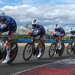 Los corredores del Soudal Quick-Step, entre ellos el belga Tim Merlier, que lleva el maillot amarillo de líder de la clasificación general, pedalean durante la tercera etapa de la carrera ciclista París-Niza, una contrarreloj por equipos de 28,4 km entre el circuito de Nevers Magny-Cours y Nevers. | Foto:ANNE-CHRISTINE POUJOULAT / AFP