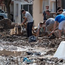 Personas retiran lodo y escombros frente a sus casas, en la ciudad de Bahía Blanca, Argentina. El Gobierno de Argentina anunció que decretará tres días de duelo nacional por el fallecimiento de al menos 16 personas tras un feroz temporal de lluvias que azotó el viernes la ciudad argentina de Bahía Blanca, a unos 690 kilómetros al suroeste de Buenos Aires. | Foto:Xinhua/Str