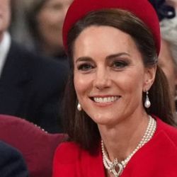 Kate Middleton irradia elegancia en un look rojo total