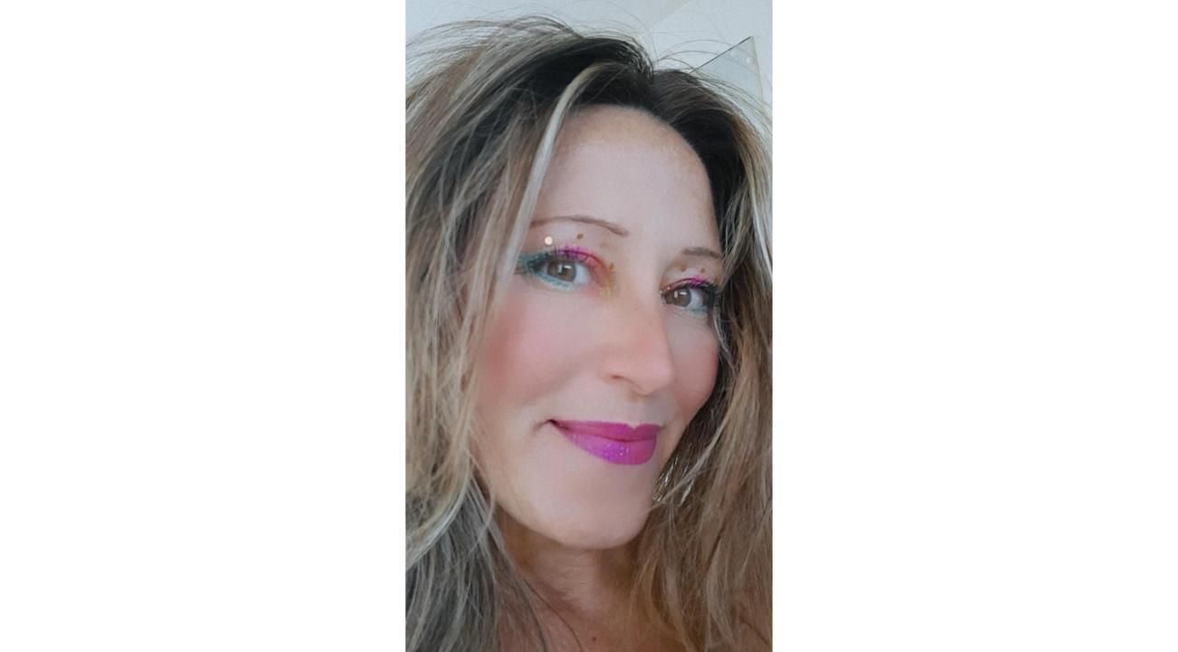 Rosalía Glitter: Un viaje de color y amor