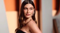 Hailey Bieber reveló su técnica "viral" de maquillaje para levantar la mirada