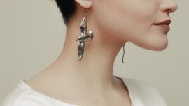 Accesorios y trucos aesthetic para levantar outfits con prendas básicas