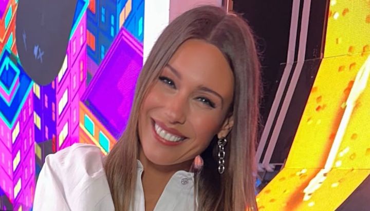 Con un vestido camisero blanco, Pampita demostró cómo lucir un look ideal de día con las botas tendencia