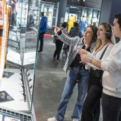 Fórmula 1 la exhibición presenta autos icónicos y objetos nunca vistos de Fangio, Senna, Colapinto y Reutemann.