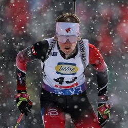 La canadiense Emma Lunder compite durante la prueba de velocidad de 7,5 km femenina del Campeonato Mundial de Biatlón de la IBU en Lenzerheide, este de Suiza. | Foto:FRANCK FIFE / AFP