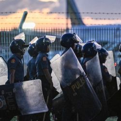 La policía se reúne frente a la Base Aérea de Villamor, donde el expresidente filipino Rodrigo Duterte se encuentra detenido según su partido político, en Pasay, Gran Manila, Filipinas. | Foto:JAM STA ROSA / AFP