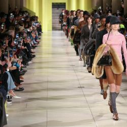 Las modelos agradecen los aplausos al final de la presentación de Miu Miu de su colección de prêt-à-porter femenina otoño-invierno 2025/2026, en el marco de la Semana de la Moda de París. | Foto:ALAIN JOCARD / AFP