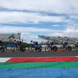 Los ciclistas de TotalEnergies pedalean durante la tercera etapa de la París-Niza, una contrarreloj por equipos de 28,4 km entre el circuito de Nevers Magny-Cours y Nevers. | Foto:ANNE-CHRISTINE POUJOULAT / AFP