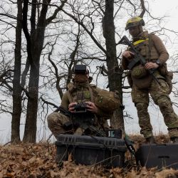 Militares ucranianos de la 3.ª Brigada Espartana de Asignación Operativa pilotan un dron durante un vuelo de entrenamiento militar en la región de Dnipropetrovsk, durante la invasión rusa de Ucrania. | Foto:TETIANA DZHAFAROVA / AFP
