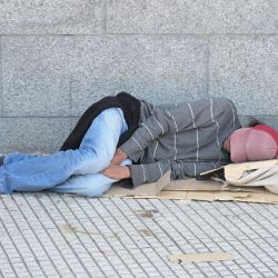 Un hombre duerme afuera de la estación de tren Constitución en Buenos Aires. | Foto:JUAN MABROMATA / AFP