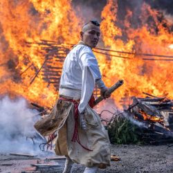 Un monje budista participa en el "Hi-watari", o festival de caminar sobre fuego, en el templo Takaosan Yakuoin de la ciudad de Hachioji, en las afueras occidentales de Tokio. | Foto:Yuichi Yamazaki / AFP