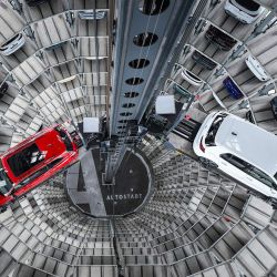 Un Volkswagen Passat R y un Golf GTI en la torre de almacenamiento del fabricante alemán de automóviles Volkswagen, en la planta de la sede de la compañía en Wolfsburg, Alemania central. | Foto:RONNY HARTMANN / AFP