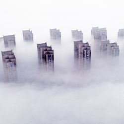 Una vista aérea muestra edificios residenciales envueltos en niebla en Lianyungang, en la provincia oriental china de Jiangsu. | Foto:AFP