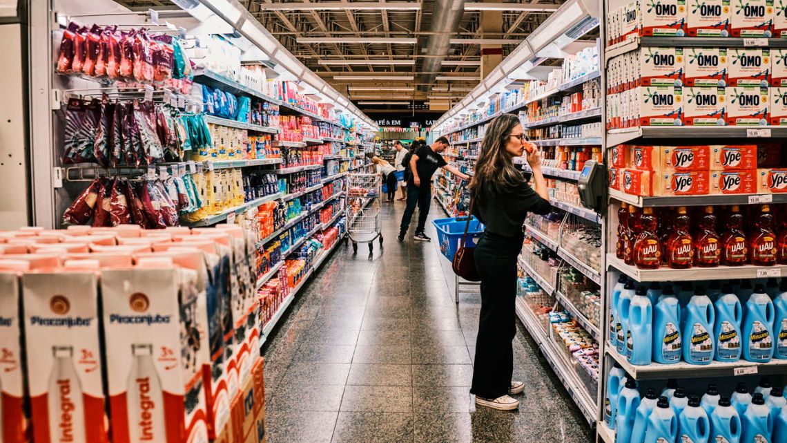 Shoppers at a Big Box supermarket in Brasília, Brazil.