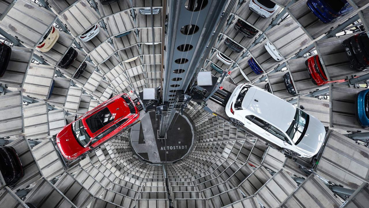 Un Volkswagen Passat R y un Golf GTI en la torre de almacenamiento del fabricante alemán de automóviles Volkswagen, en la planta de la sede de la compañía en Wolfsburg, Alemania central. | Foto:RONNY HARTMANN / AFP