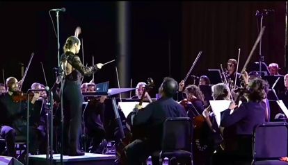 El arte de la alta costura y la música: el vestuario de Zoe Zeniodi por Sylvie Burstin Emm&Val