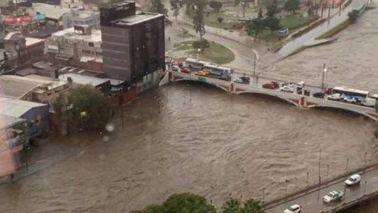 En medio del temporal, duros cruces entre la oposición y el oficialismo por barrios inundados y falta de obras en la capital cordobesa