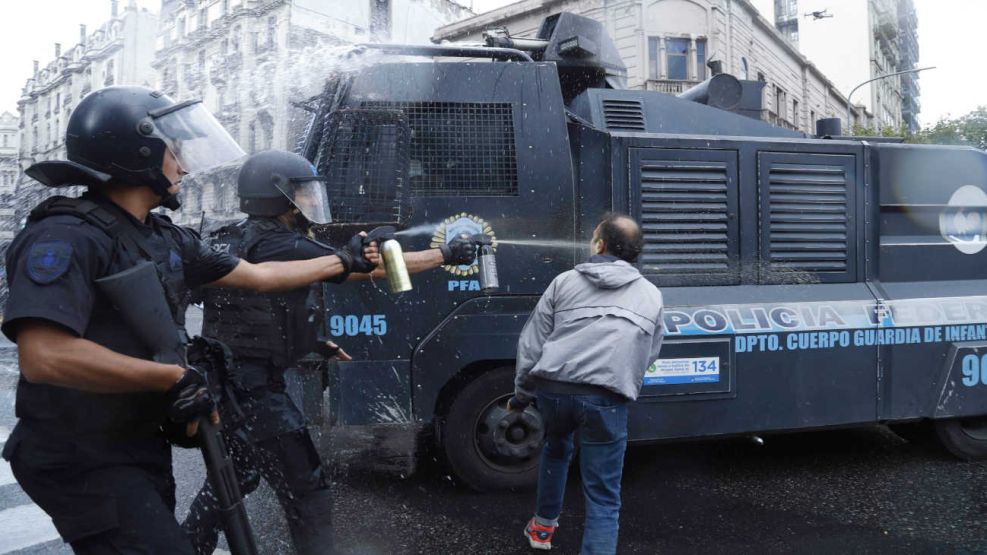 Mientras Grillo lucha por su vida, Bullrich felicitó a las fuerzas federales por proteger “la democracia y a los ciudadanos”