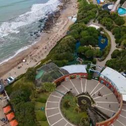 Vista aérea del acuario ubicado en la costa sur marplatense.