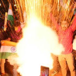 Aficionados al críquet de India encienden petardos para celebrar la victoria de India en el Trofeo de Campeones de la ICC en una calle de Varanasi. India venció a Nueva Zelanda por cuatro wickets en la final internacional de un día (ODI) para conseguir su tercer título del Trofeo de Campeones, un récord. | Foto:NIHARIKA KULKARNI / AFP