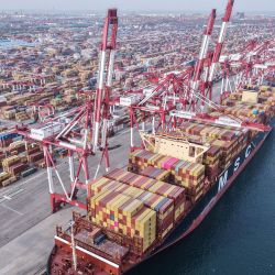 Buques portacontenedores atracados en un puerto de Qingdao, en la provincia oriental china de Shandong. | Foto:AFP
