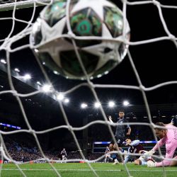 El centrocampista español del Aston Villa, Marco Asensio, marca el tercer gol de su equipo ante el arquero belga del Club Brugge, Simon Mignolet, durante el partido de vuelta de los octavos de final de la UEFA Champions League entre Aston Villa y Club Brugge en Villa Park en Birmingham, centro de Inglaterra. | Foto:Adrian Dennis / AFP