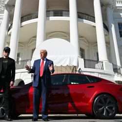 El presidente de Estados Unidos, Donald Trump, y el director ejecutivo de Tesla, Elon Musk, hablan con la prensa junto a un Tesla en el Pórtico Sur de la Casa Blanca en Washington, D.C. | Foto:Mandel Ngan / AFP
