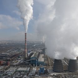 Esta foto aérea muestra humo y vapor saliendo de las chimeneas de Ulán Bator, capital de Mongolia. El smog tóxico que se instala sobre la capital mongola cada invierno ha sido un problema asfixiante durante más de una década, un problema que los sucesivos gobiernos no han logrado disipar. | Foto:JADE GAO / AFP