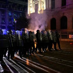Gendarmes rumanos con equipo antidisturbios se enfrentan a manifestantes en medio de enfrentamientos durante una manifestación cerca de la Oficina Electoral Central en Bucarest, después de que la oficina electoral rechazara la candidatura de Georgescu para la repetición de las elecciones presidenciales anuladas del año pasado. | Foto:DANIEL MIHAILESCU / AFP