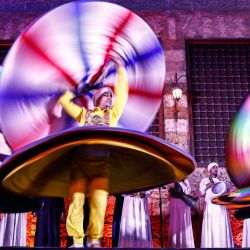 Imagen de danzantes realizando Tanoura, una danza folclórica tradicional egipcia, durante el mes sagrado del Ramadán en el complejo Sultán Al-Ghuri, en El Cairo, Egipto. | Foto:Xinhua/Ahmed Gomaa