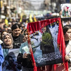 La gente se reunió en una manifestación multitudinaria en la ciudad de Qamishli, al noreste de Siria, para protestar contra la reciente ola de violencia sectaria contra la minoría alauita siria en el oeste del país, a lo largo de la costa mediterránea. | Foto:DELIL SOULEIMAN / AFP