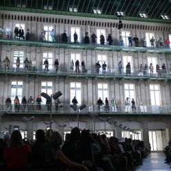 Las modelos saludan al público tras la presentación de las creaciones de Louis Vuitton para la colección de prêt-à-porter femenina otoño-invierno 2025/2026, en el marco de la Semana de la Moda de París. | Foto:Bertrand Guay / AFP