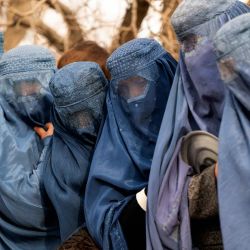 Mujeres afganas vestidas con burka hacen fila para recibir comida iftar gratuita durante el Ramadán, el mes sagrado islámico de ayuno, en las afueras de Kabul. | Foto:WAKIL KOHSAR / AFP