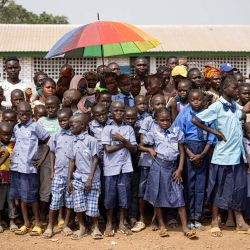 Niños con uniforme escolar esperan la llegada del presidente de la República Centroafricana, Faustin Archange Touadera, durante el Día Africano de la Alimentación Escolar en Bouboui. | Foto:Patrick Meinhardt / AFP