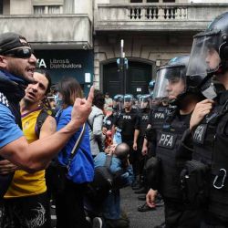 Marcha de los jubilados con los hinchas, la protesta en el Congreso | Foto:Sergio Piemonte