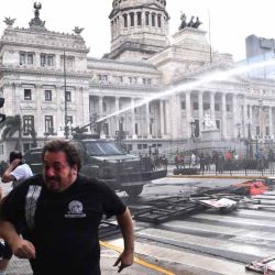 Marcha de los jubilados con los hinchas, la protesta en el Congreso | Foto:Pablo Cuarterolo