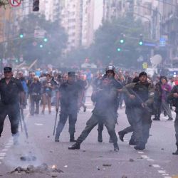 Marcha de los jubilados con los hinchas, la protesta en el Congreso | Foto:Juan Obregon