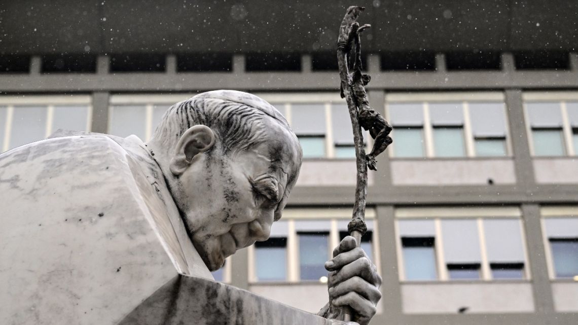 Picture of the statue of John Paul II outside the hospital where Pope Francis was hospitalized in 2025.