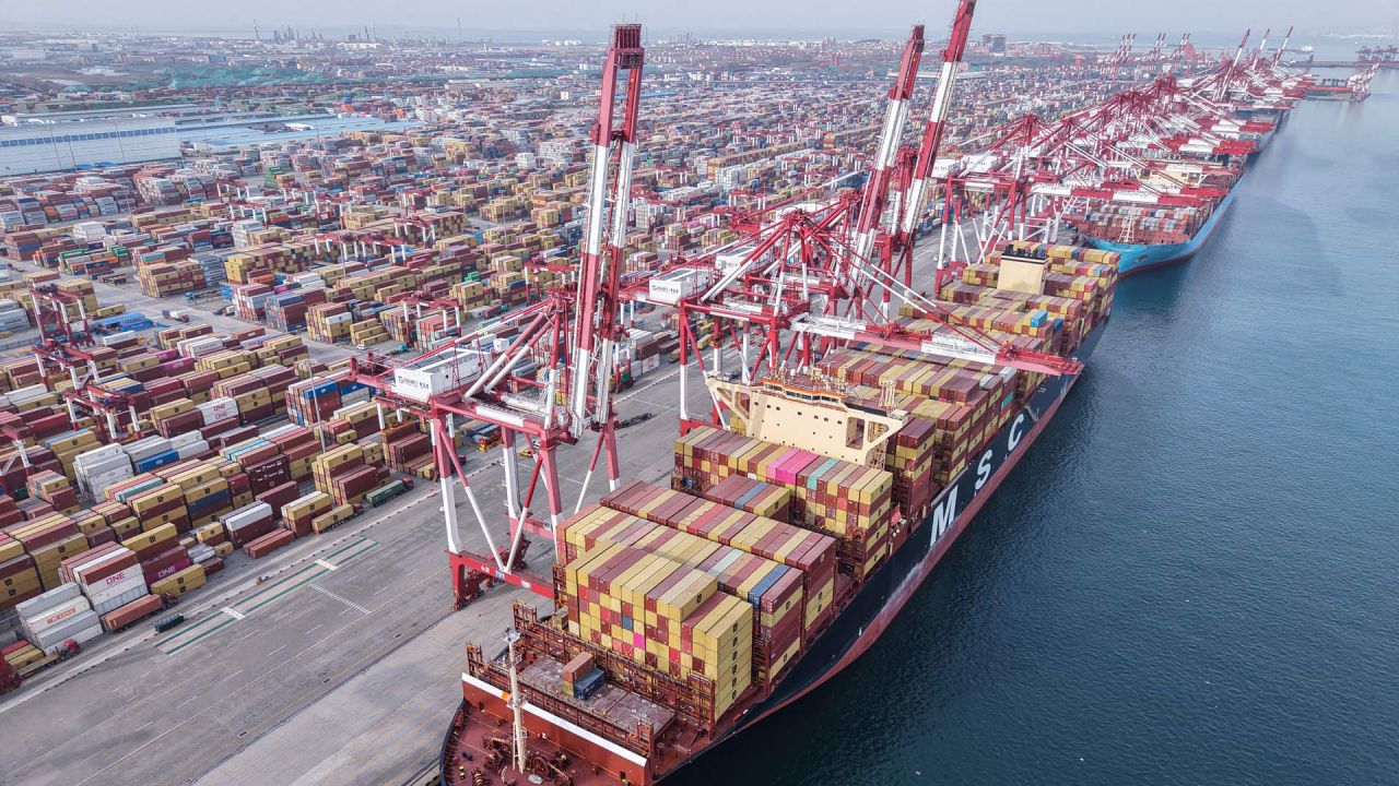 Buques portacontenedores atracados en un puerto de Qingdao, en la provincia oriental china de Shandong. | Foto:AFP
