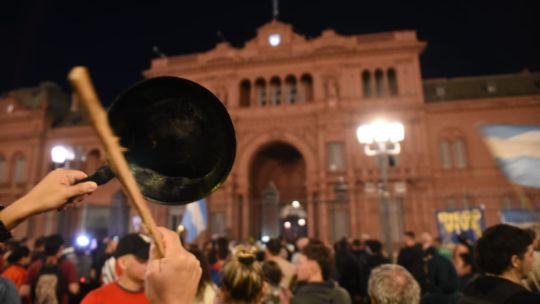 Cacerolazos en Casa Rosada por jubilados