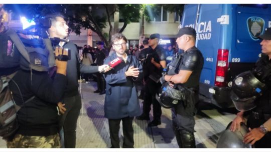 Juan Grabois denunció que 50 personas están detenidas en móviles de la Policía de la Ciudad frente al Obelisco