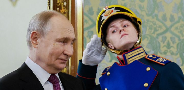 El presidente ruso, Vladímir Putin, pasa junto a una guardia de honor antes de reunirse con su homólogo bielorruso en el Kremlin de Moscú.