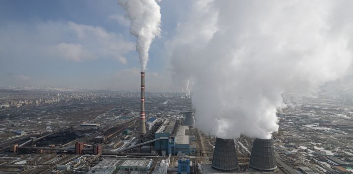 Esta foto aérea muestra humo y vapor saliendo de las chimeneas de Ulán Bator, capital de Mongolia. El smog tóxico que se instala sobre la capital mongola cada invierno ha sido un problema asfixiante durante más de una década, un problema que los sucesivos gobiernos no han logrado disipar.