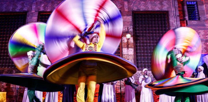 Imagen de danzantes realizando Tanoura, una danza folclórica tradicional egipcia, durante el mes sagrado del Ramadán en el complejo Sultán Al-Ghuri, en El Cairo, Egipto.