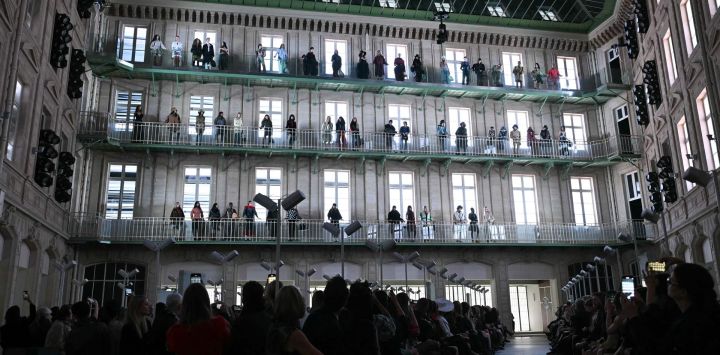 Las modelos saludan al público tras la presentación de las creaciones de Louis Vuitton para la colección de prêt-à-porter femenina otoño-invierno 2025/2026, en el marco de la Semana de la Moda de París.