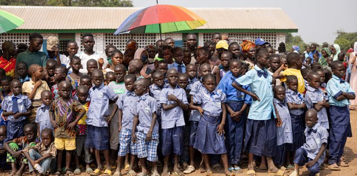 Niños con uniforme escolar esperan la llegada del presidente de la República Centroafricana, Faustin Archange Touadera, durante el Día Africano de la Alimentación Escolar en Bouboui.