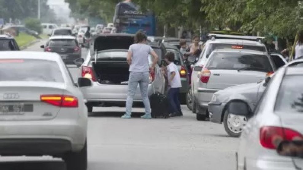 La "doble fila" en la puerta de las escuelas, la infracción más común ante la falta de control.