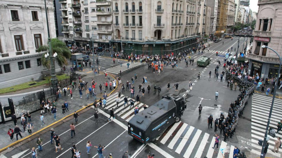  La marcha de los jubilados con los hinchas, la protesta en el Congreso 20250312