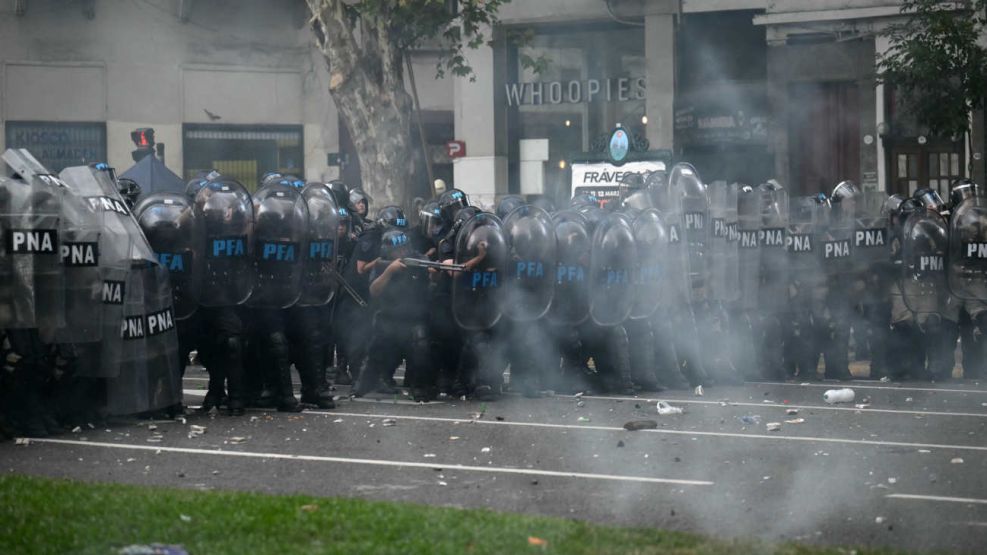 La marcha de los jubilados con los hinchas, la protesta en el Congreso 20250312